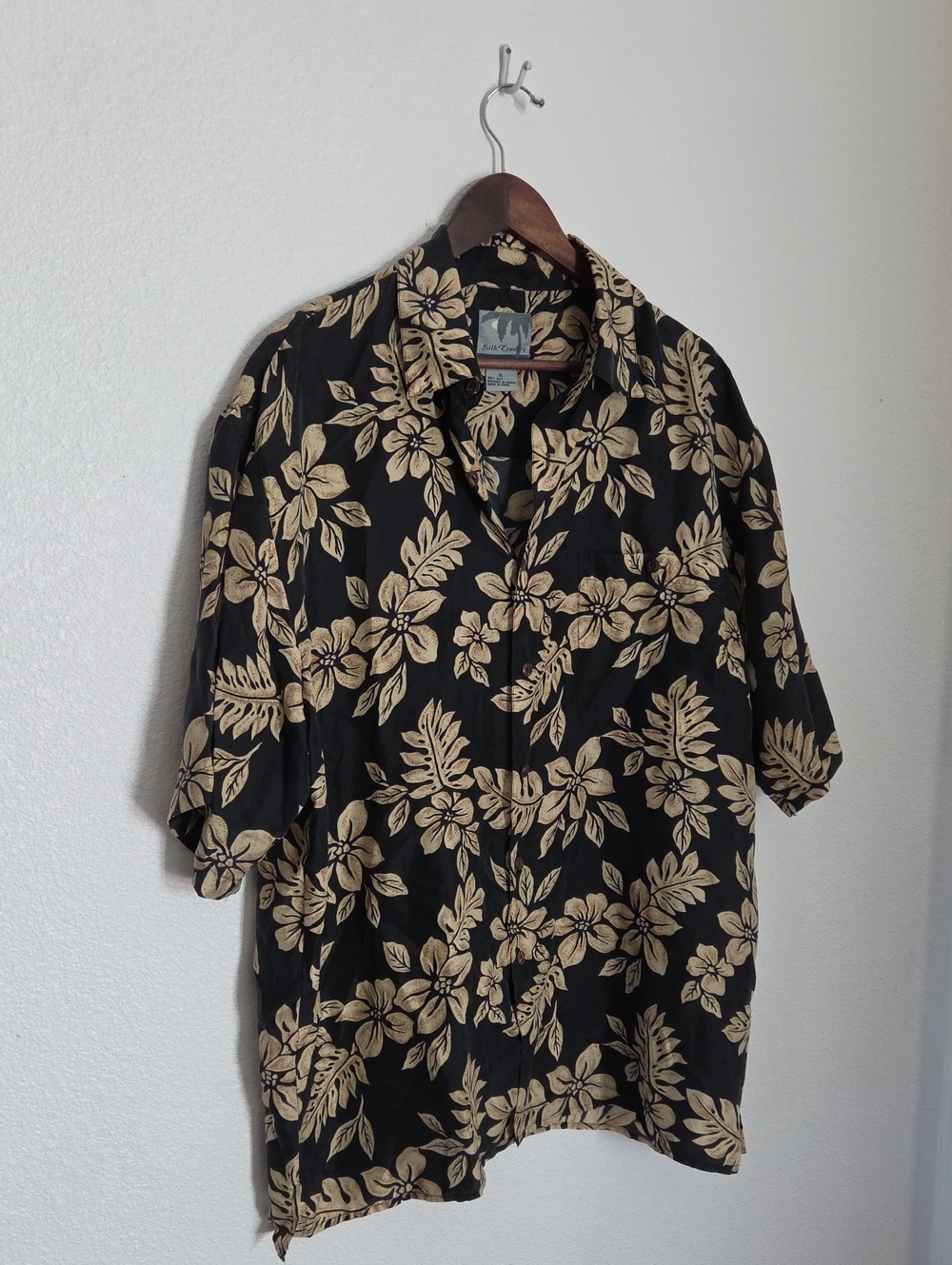 Men's Black And Beige Floral Short-Sleeve Button-Down Shirt 100% Silk
